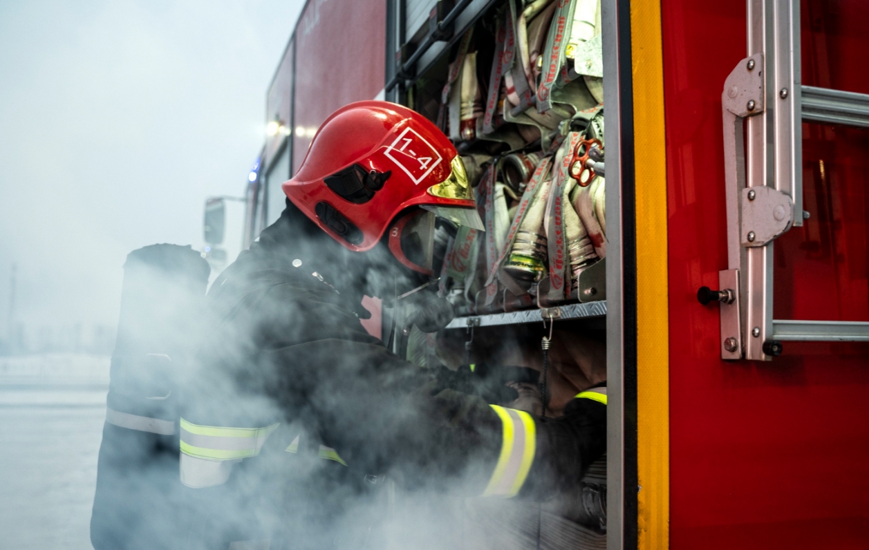 Autobus PKS w płomieniach: Przednie koło pojazdu stanowiło centrum pożaru