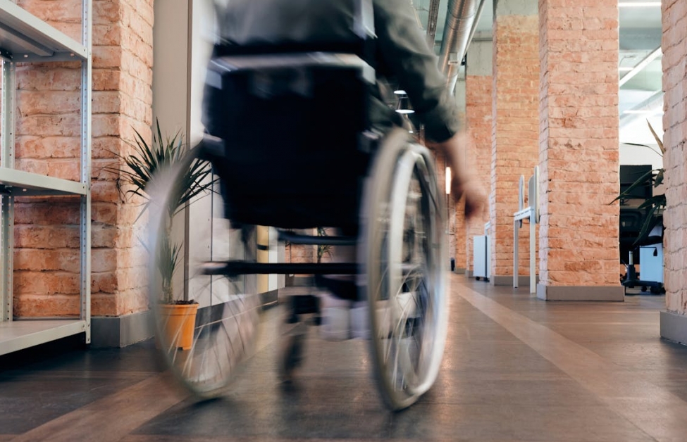 Kontrowersje wokół zamykania podjazdu dla osób niepełnosprawnych. Spółdzielnia Mieszkaniowa Górczyn wyjaśnia sytuację i przeprasza