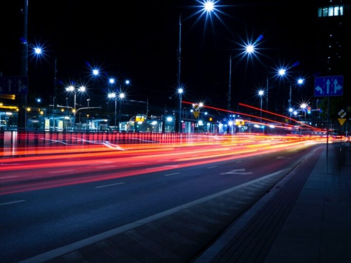 Wypadek w Gorzowie: Mercedes zderzył się z autobusem miejskim na skrzyżowaniu trzech ulic