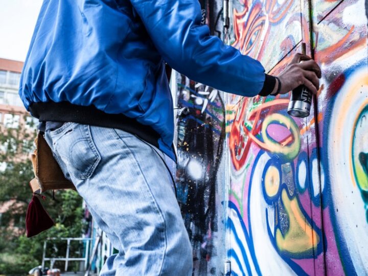 Angażujący się mieszkaniec Gorzowa usuwa graffiti – walka o estetykę miasta trwa