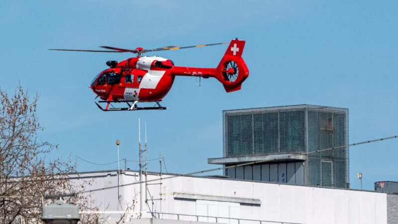 Oślepienie pilota śmigłowca LPR laserem podczas transportu pacjentki – policja prowadzi śledztwo