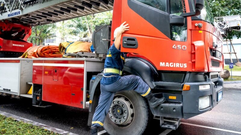 Interwencja straży pożarnej i policji związana z pożarem w bloku przy ul. Kosynierów Gdyńskich