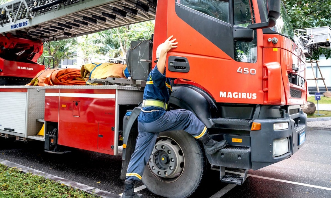 Interwencja straży pożarnej i policji związana z pożarem w bloku przy ul. Kosynierów Gdyńskich