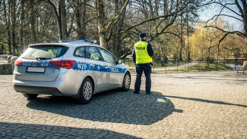 Zagadkowe odkrycie na działkach w Gorzowie: Zwłoki mężczyzny w beczce służącej jako zbiornik na deszczówkę