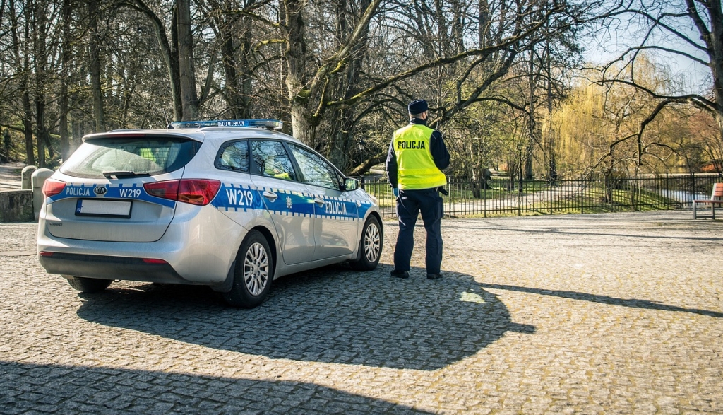 Zagadkowe odkrycie na działkach w Gorzowie: Zwłoki mężczyzny w beczce służącej jako zbiornik na deszczówkę