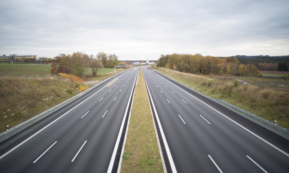 Nieudany manewr wyprzedzania na drodze nr 158 zakończony kolizją dwóch samochodów