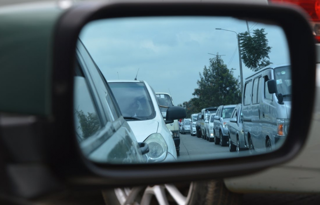 Tragiczny wypadek z udziałem dostawcy pizzy w Gorzowie: samochód zniszczony po zderzeniu z drzewem